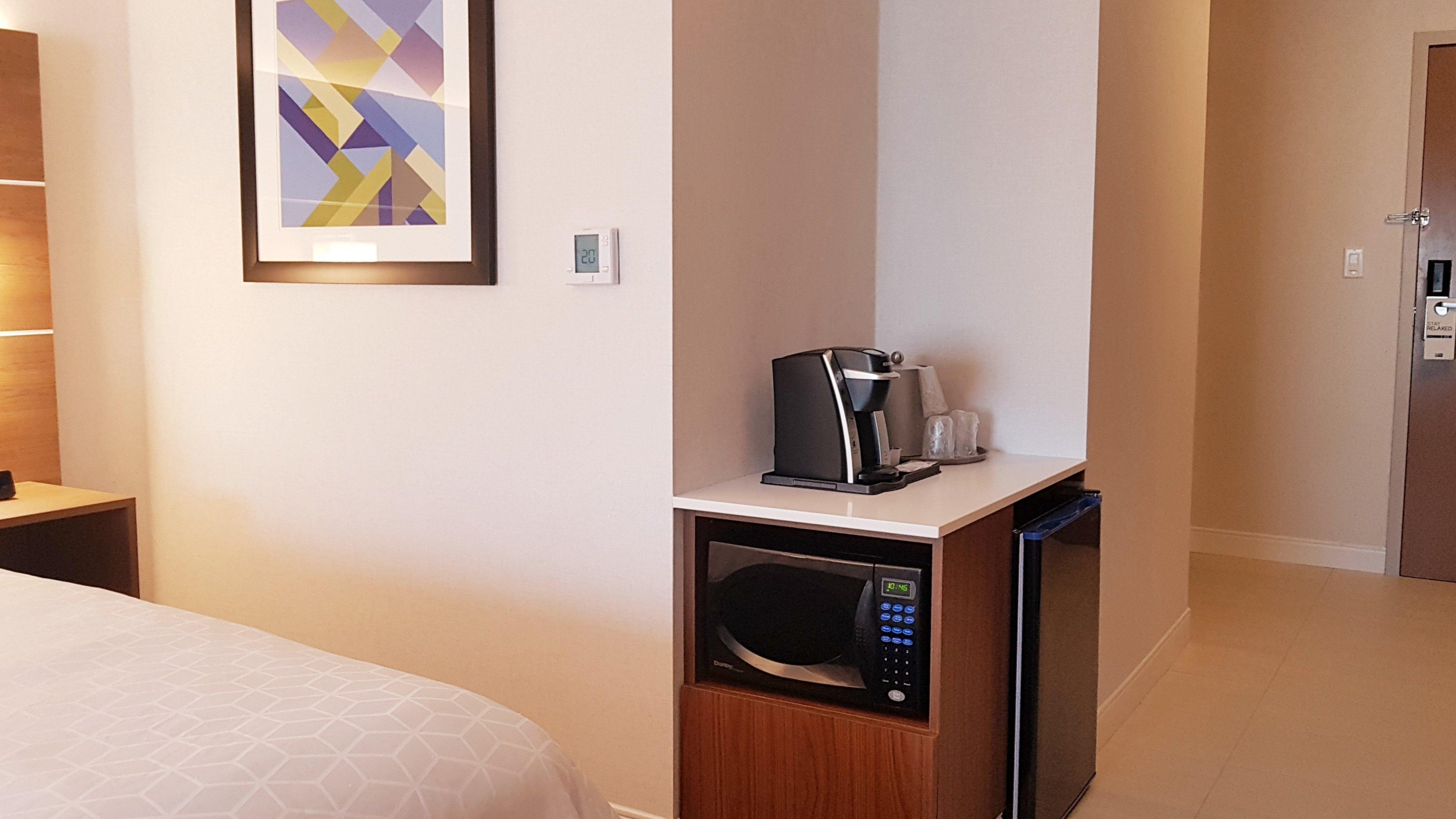 Holiday Inn Express And Suites Surrey By Ihg Exterior foto