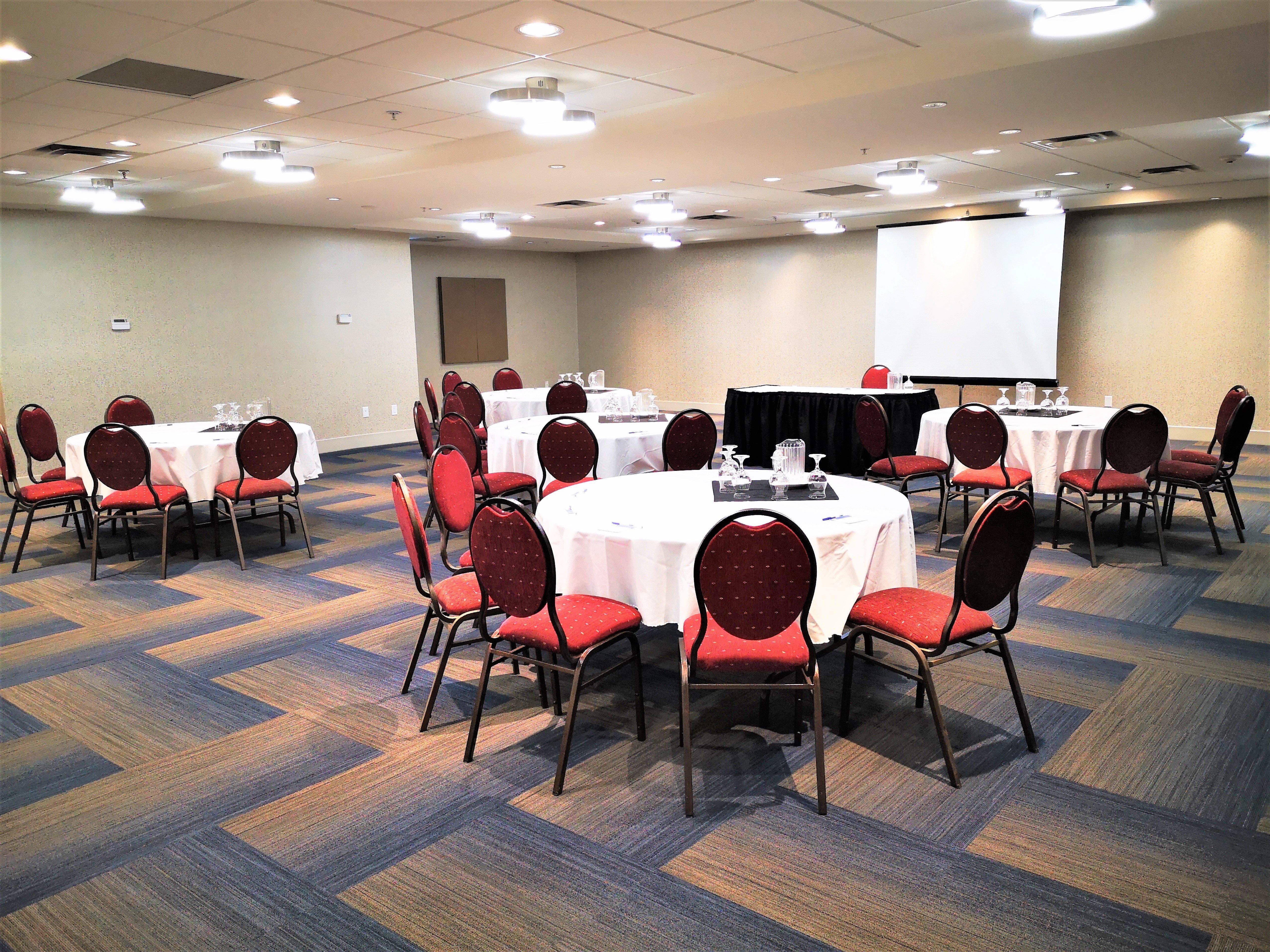 Holiday Inn Express And Suites Surrey By Ihg Exterior foto