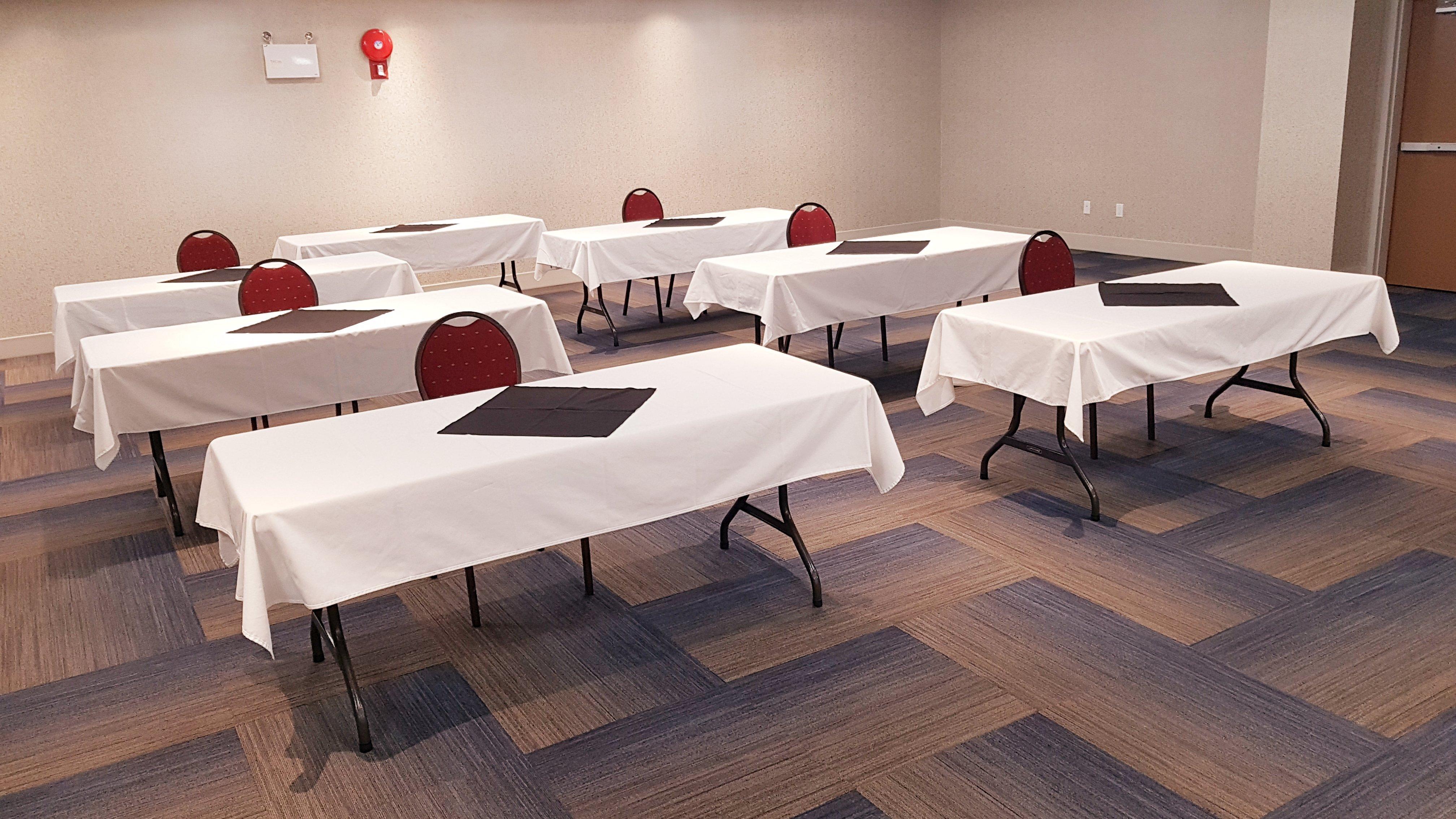 Holiday Inn Express And Suites Surrey By Ihg Exterior foto