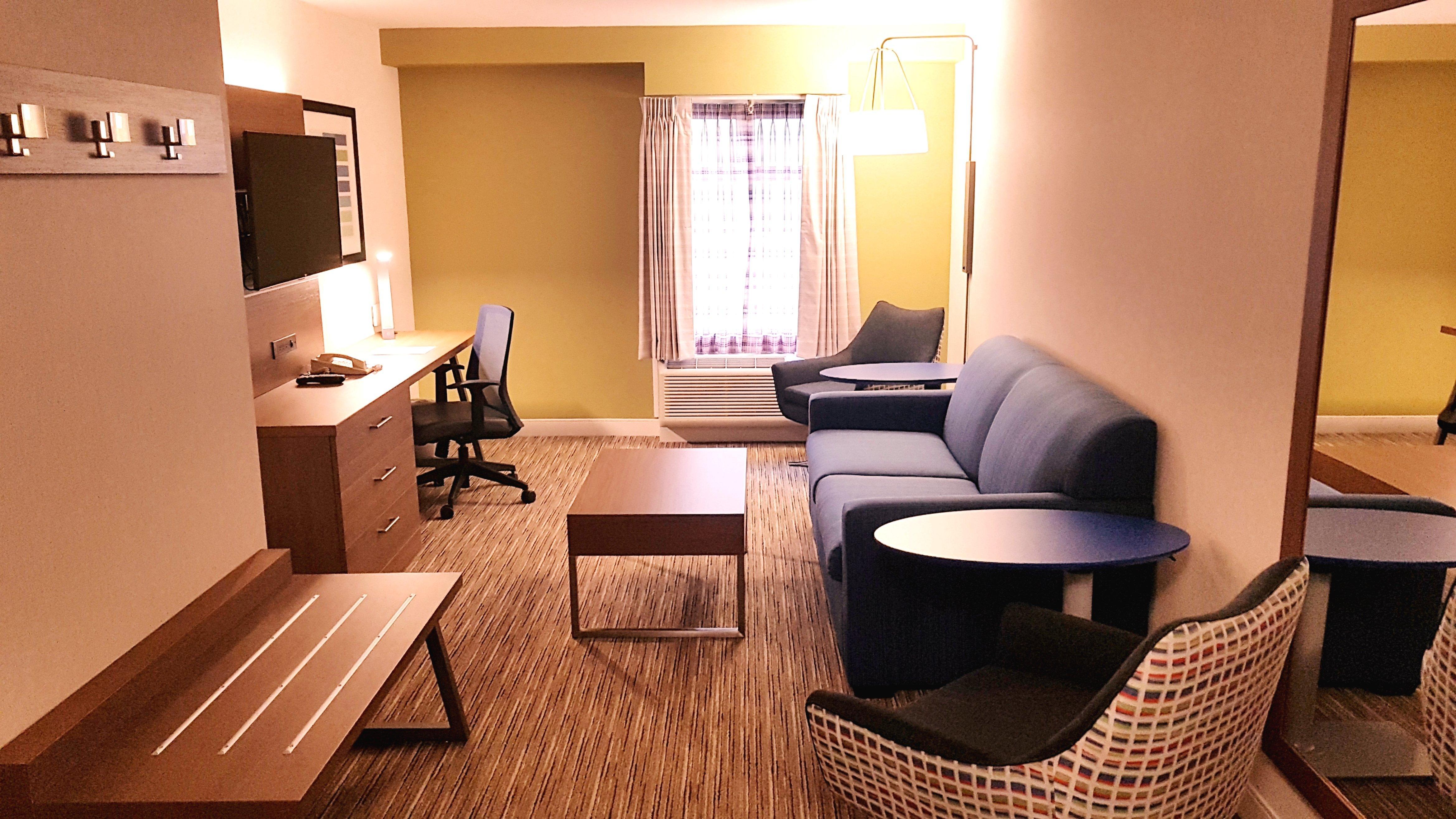 Holiday Inn Express And Suites Surrey By Ihg Exterior foto