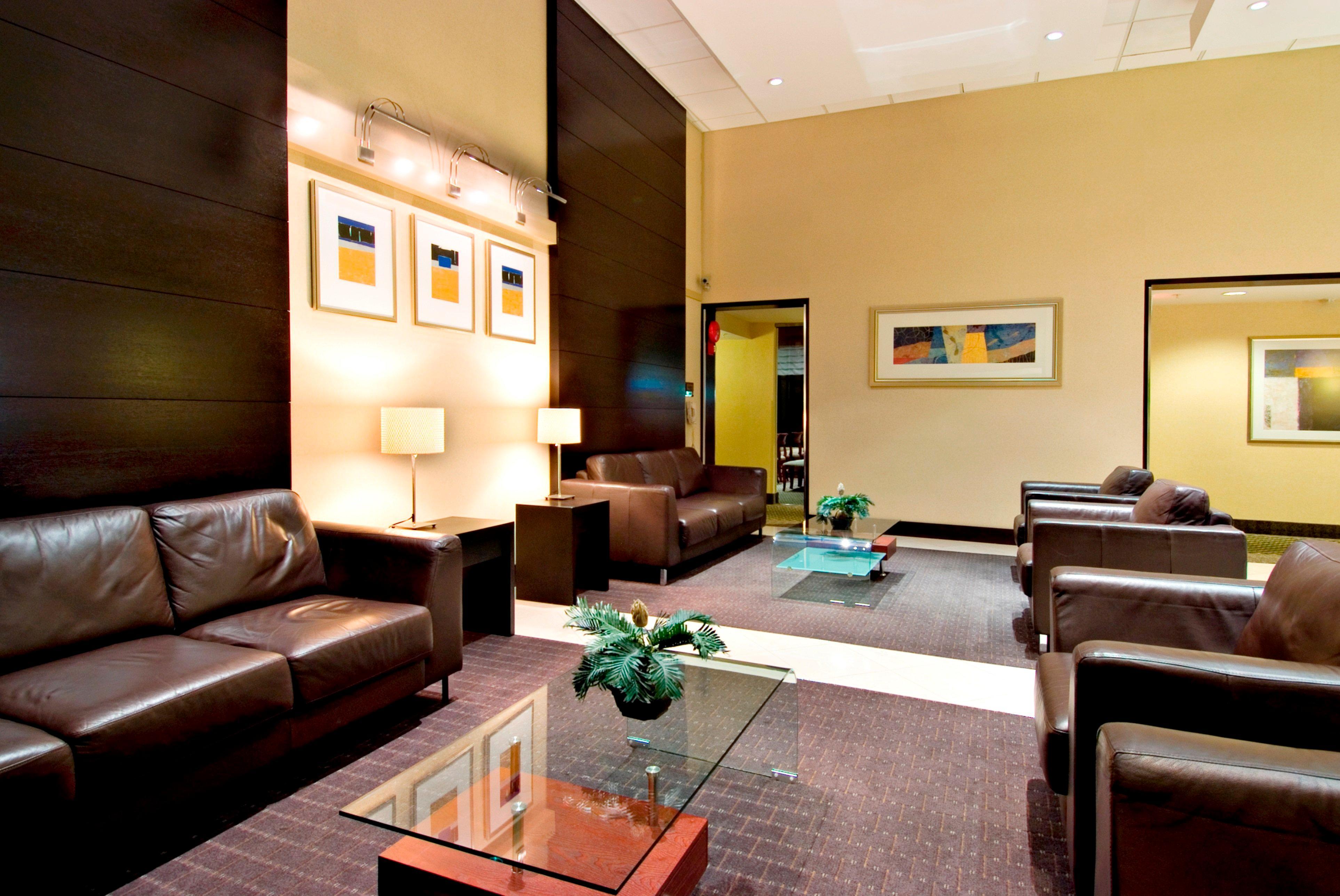 Holiday Inn Express And Suites Surrey By Ihg Exterior foto