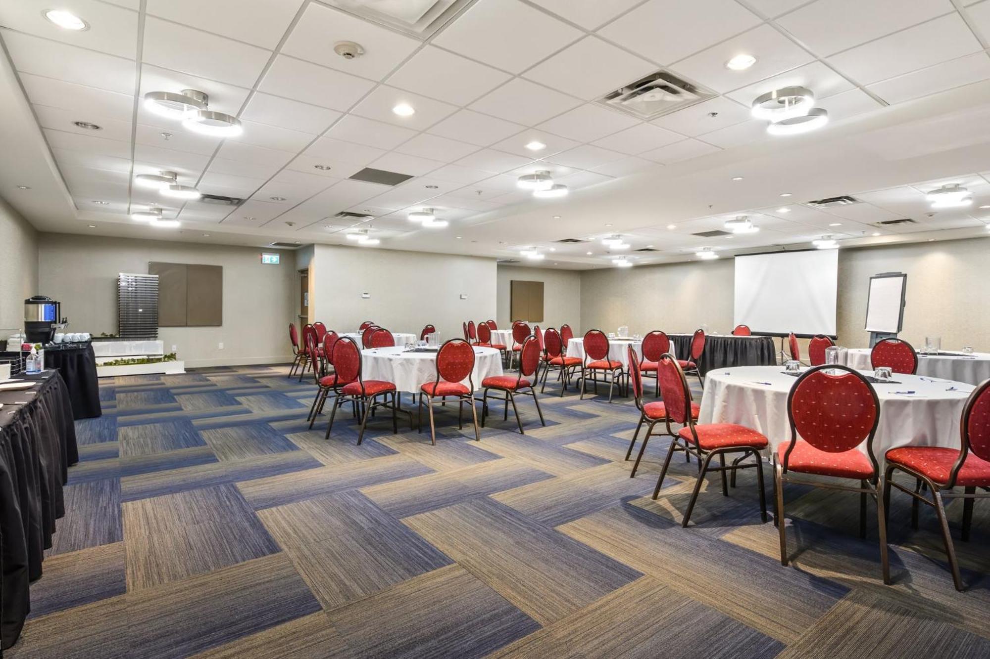 Holiday Inn Express And Suites Surrey By Ihg Exterior foto