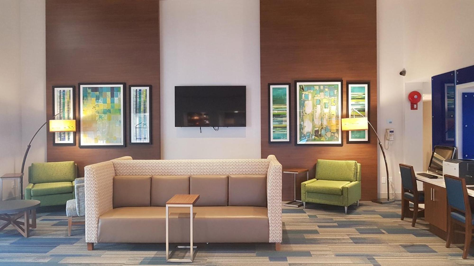 Holiday Inn Express And Suites Surrey By Ihg Exterior foto