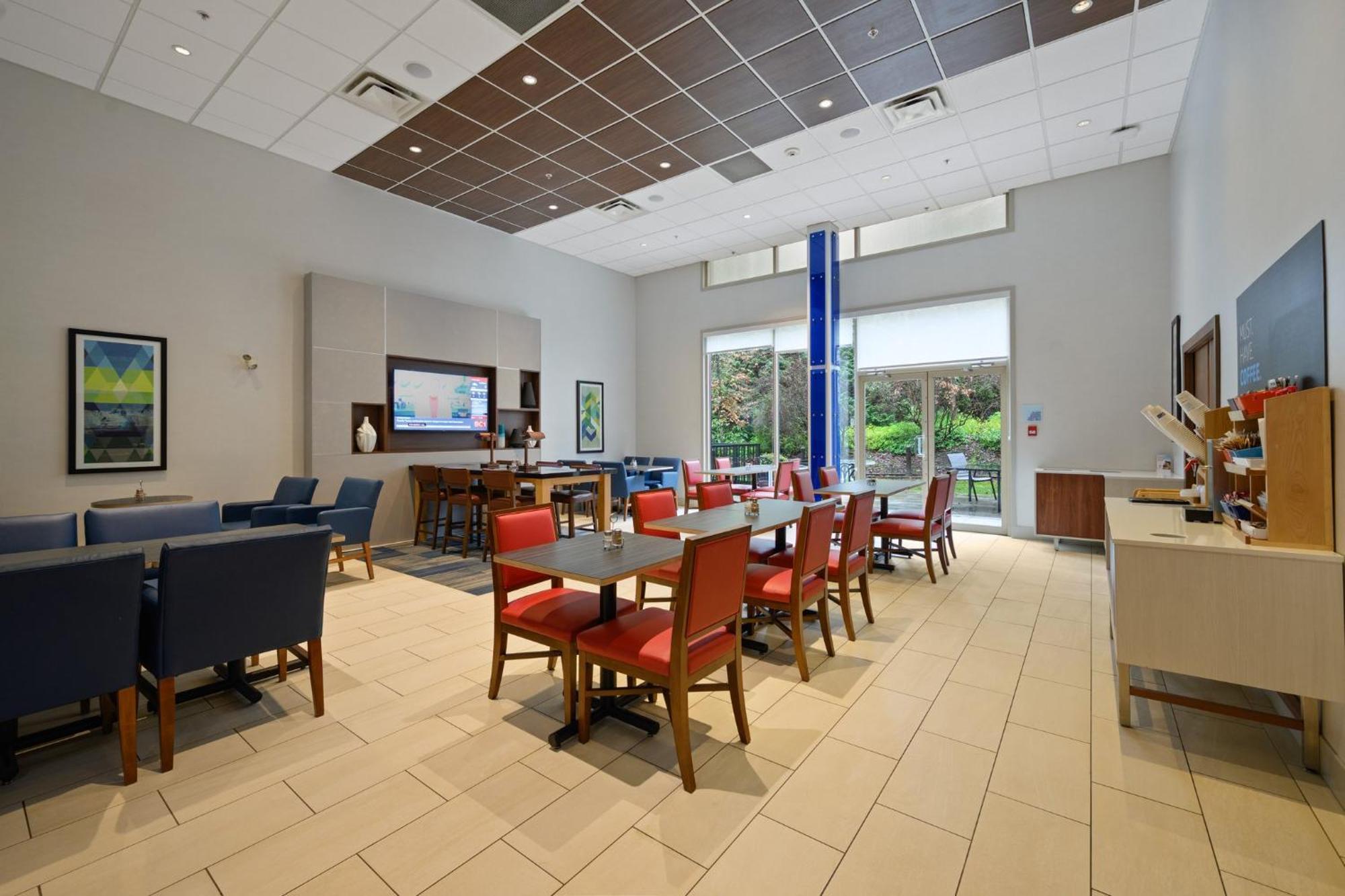 Holiday Inn Express And Suites Surrey By Ihg Exterior foto