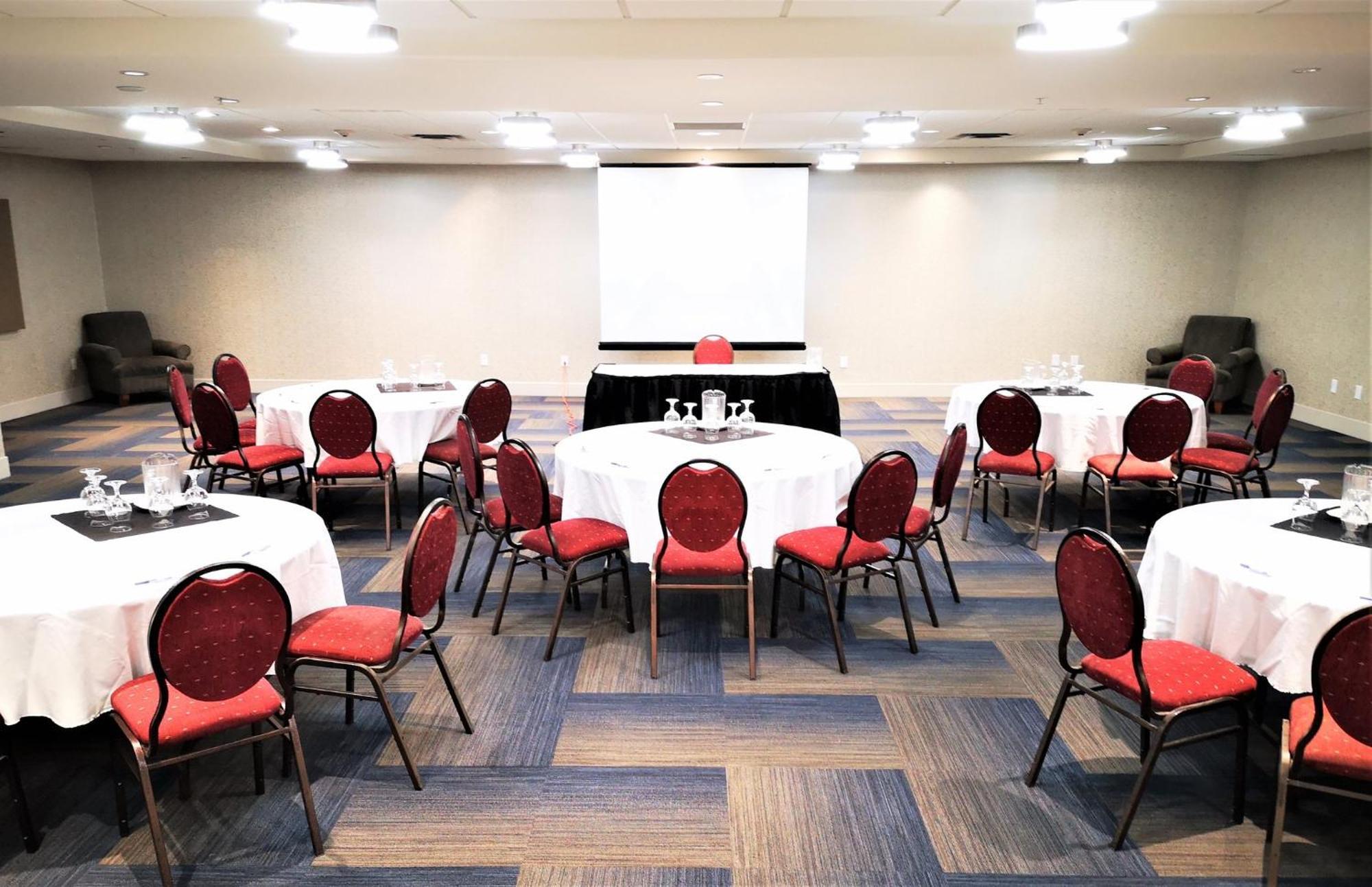 Holiday Inn Express And Suites Surrey By Ihg Exterior foto