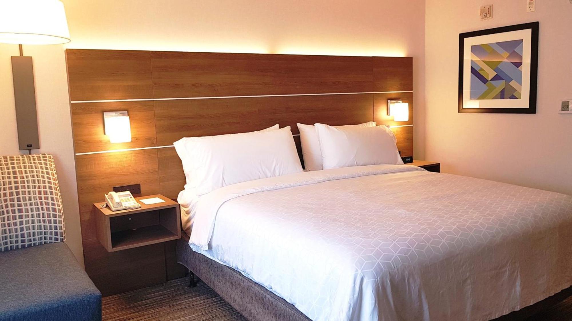 Holiday Inn Express And Suites Surrey By Ihg Exterior foto