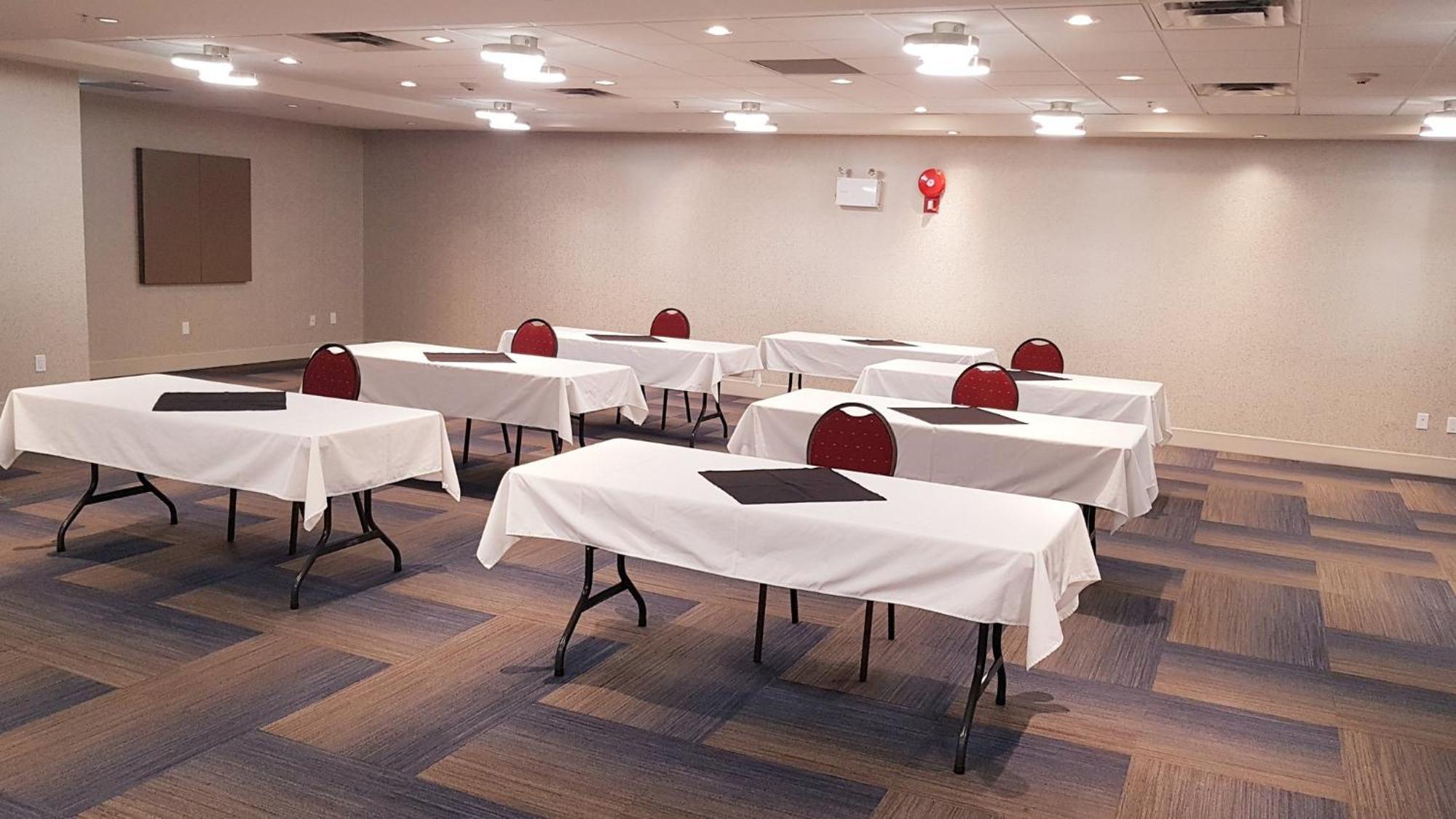 Holiday Inn Express And Suites Surrey By Ihg Exterior foto