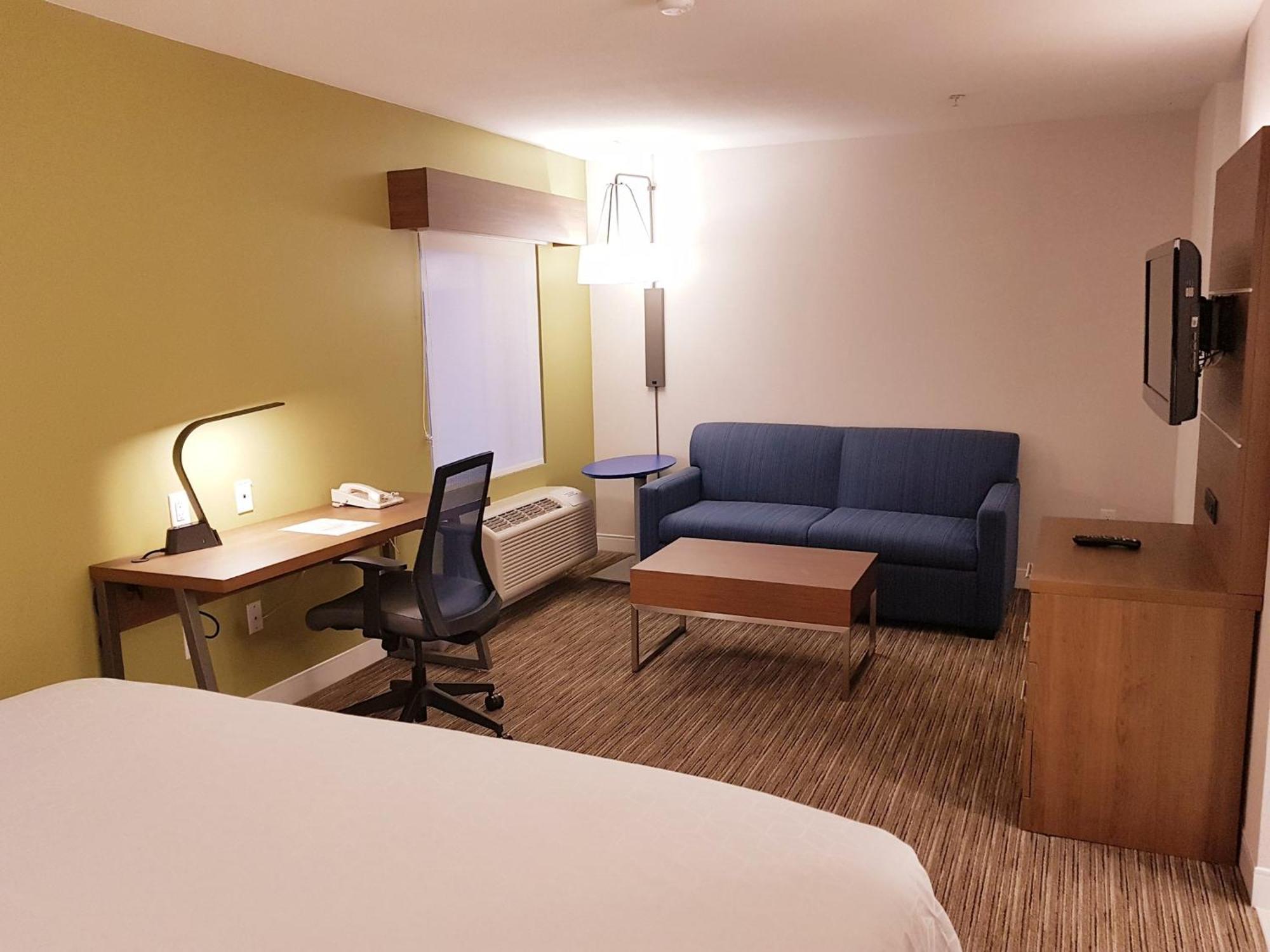 Holiday Inn Express And Suites Surrey By Ihg Exterior foto