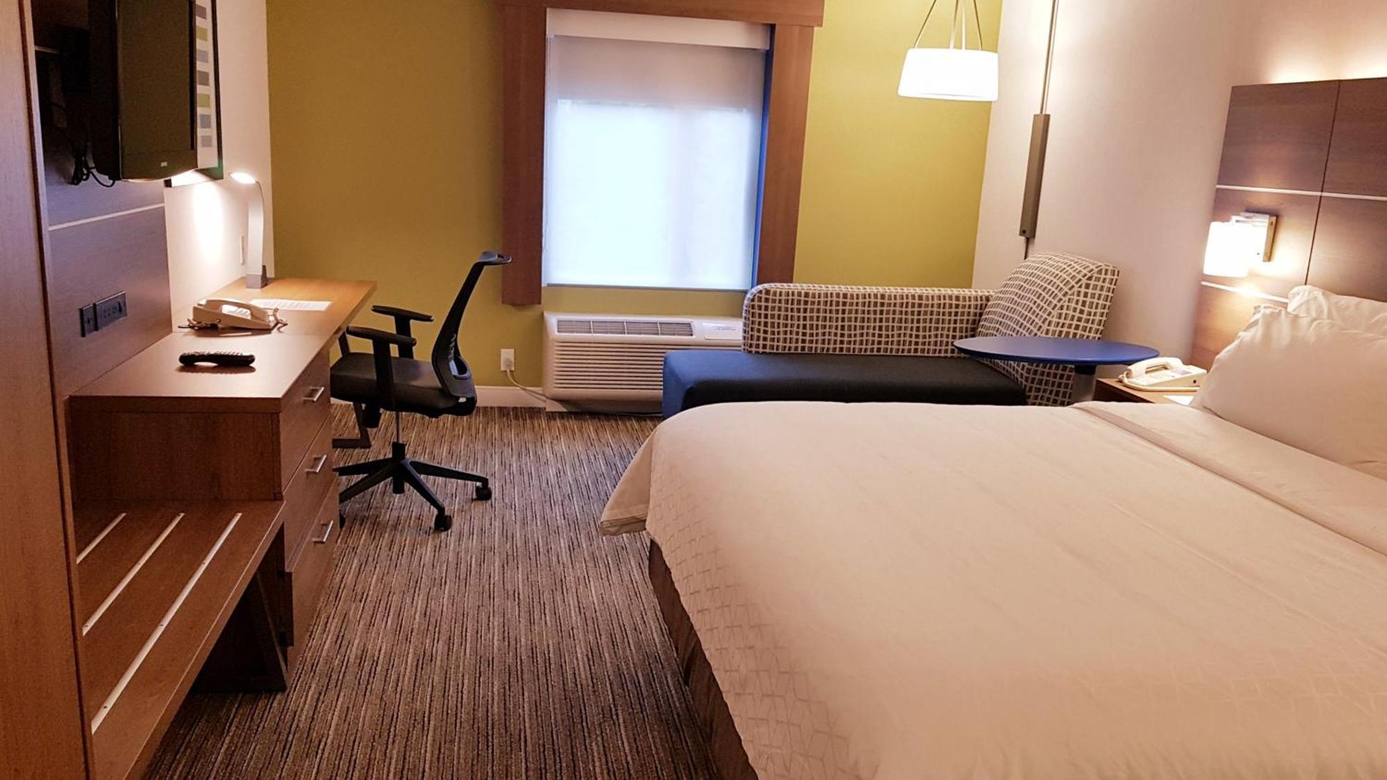 Holiday Inn Express And Suites Surrey By Ihg Exterior foto