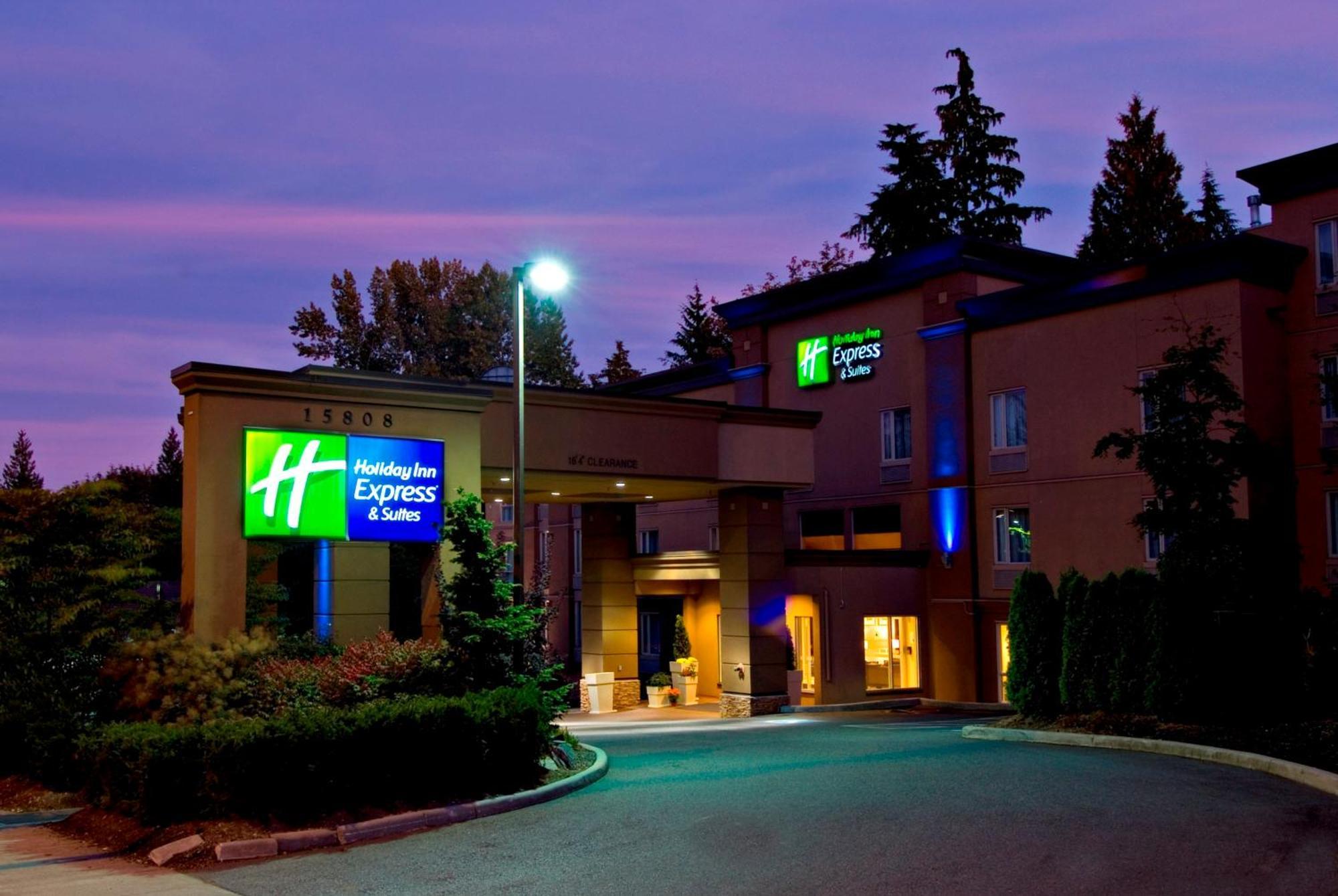 Holiday Inn Express And Suites Surrey By Ihg Exterior foto