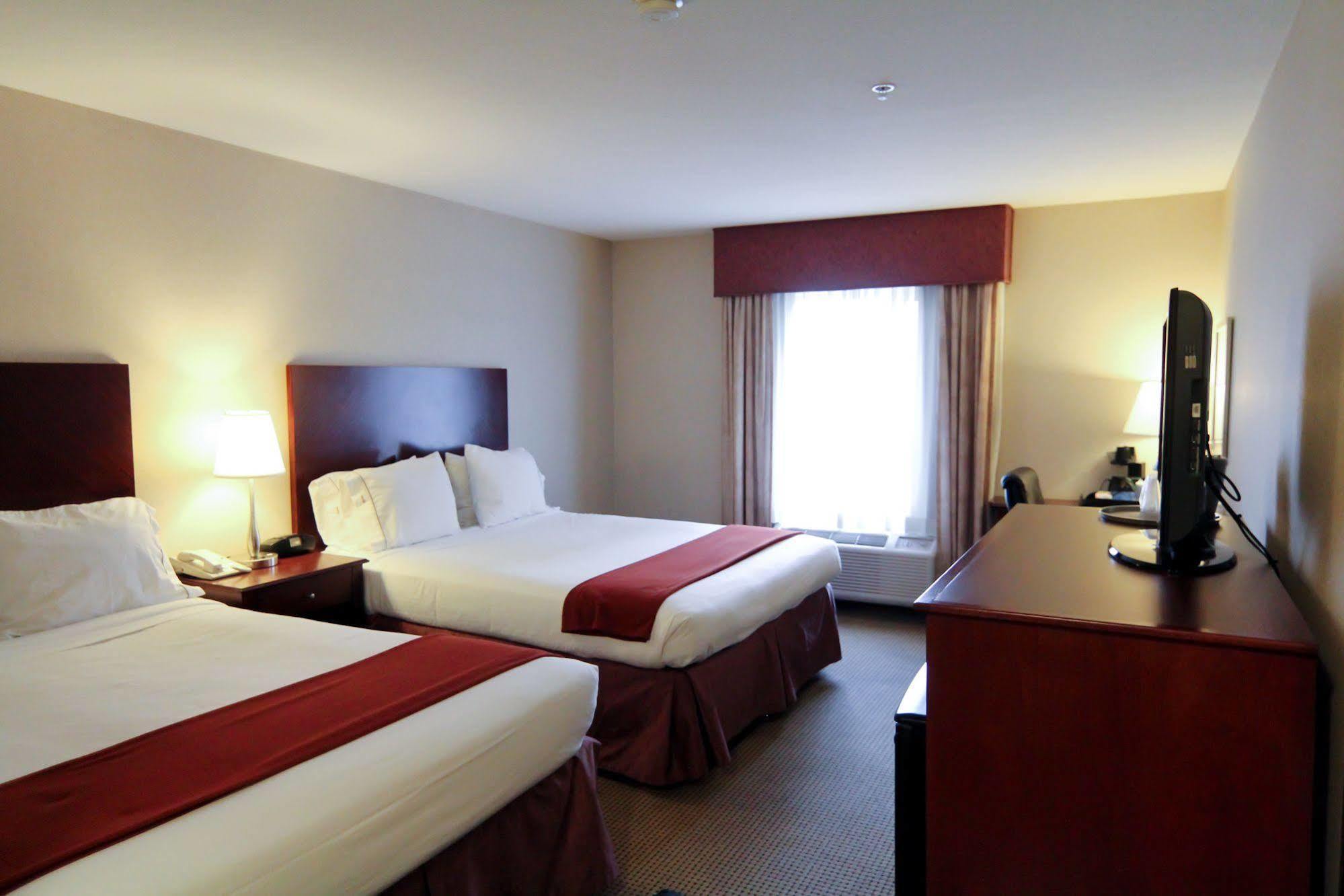 Holiday Inn Express And Suites Surrey By Ihg Exterior foto