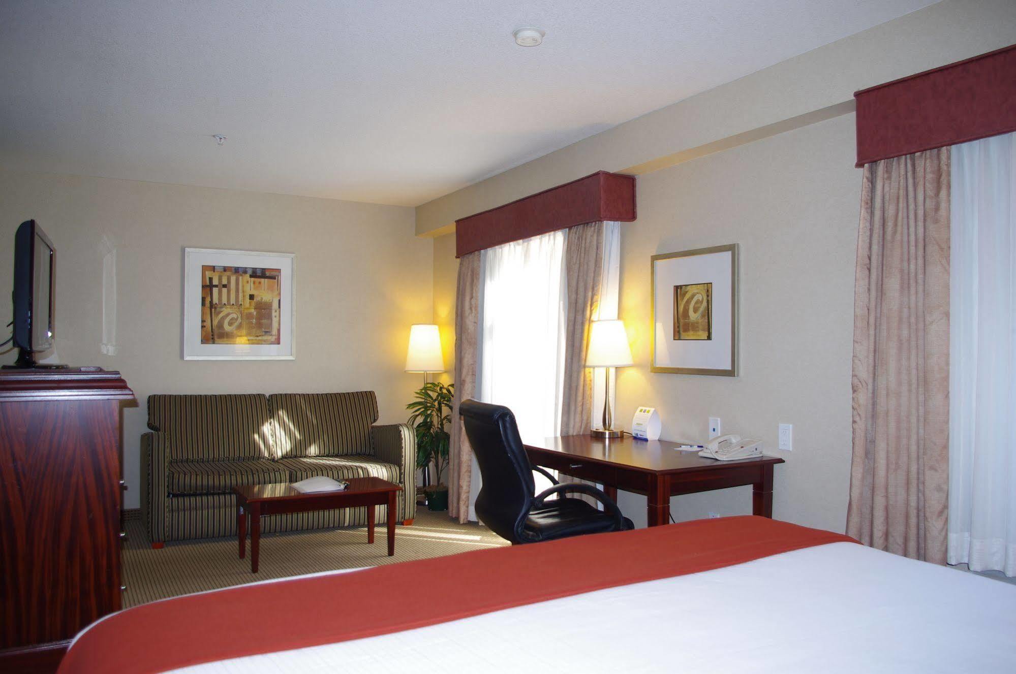 Holiday Inn Express And Suites Surrey By Ihg Exterior foto