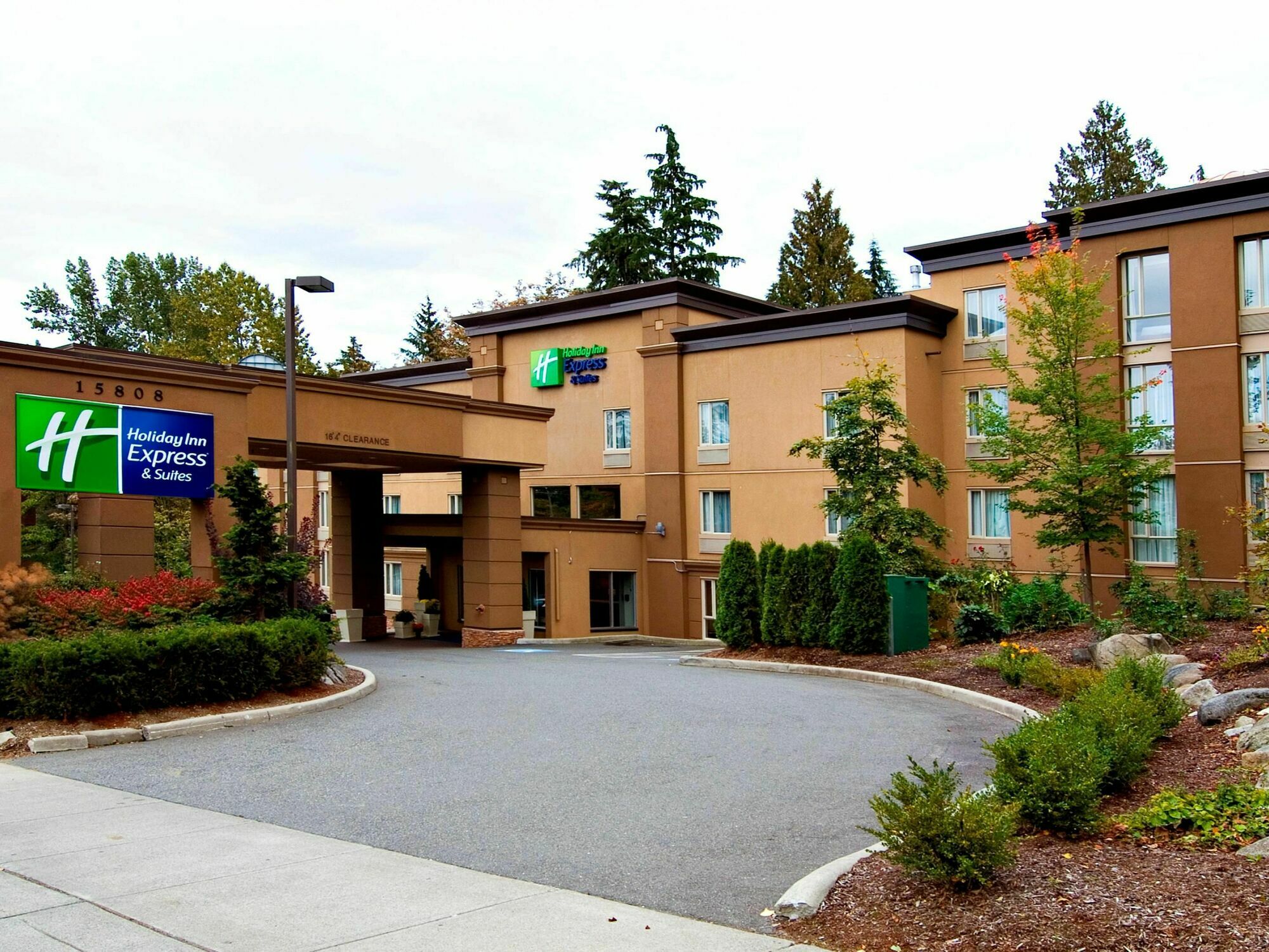 Holiday Inn Express And Suites Surrey By Ihg Exterior foto