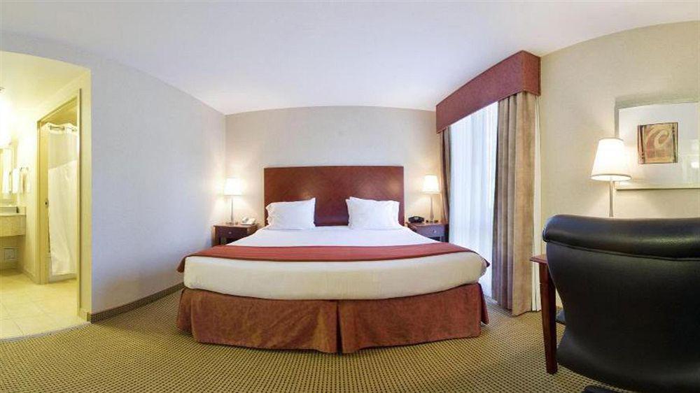 Holiday Inn Express And Suites Surrey By Ihg Exterior foto