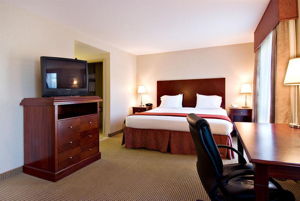 Holiday Inn Express And Suites Surrey By Ihg Habitación foto