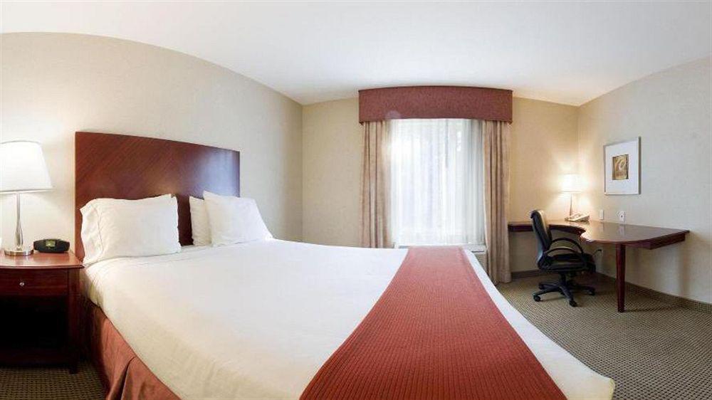 Holiday Inn Express And Suites Surrey By Ihg Exterior foto